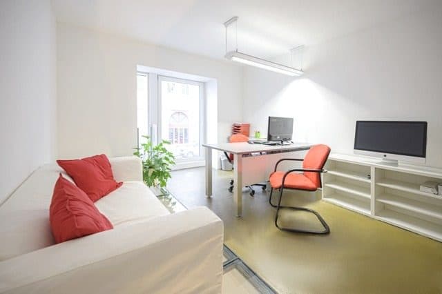 Besprechungszimmer von vorne, Sitzbank mit rotem Kissen am Fenster