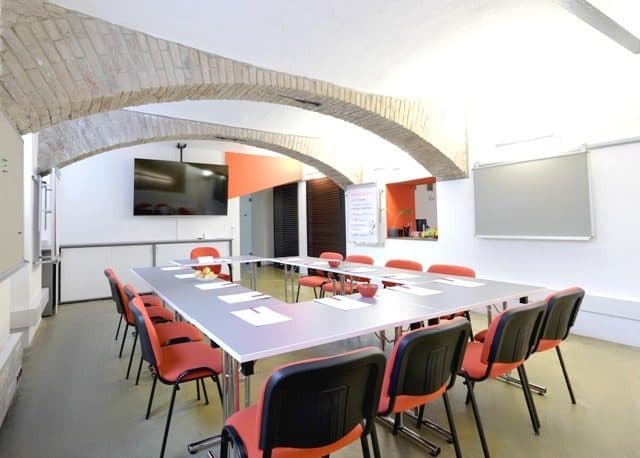 Leerer Seminarraum von hinten, Blick auf Bildschirm und Whiteboard